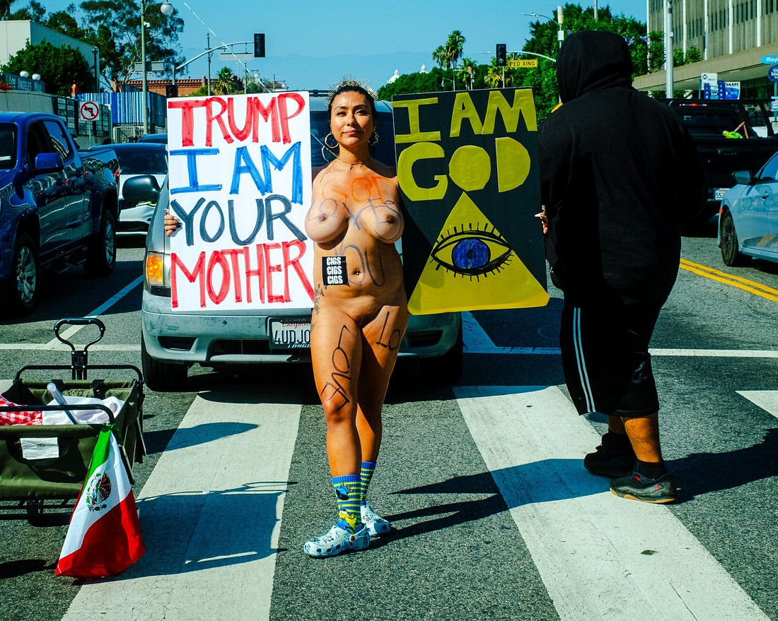 Nude protester halts traffic during anti‑ICE demonstrations in Los Angeles